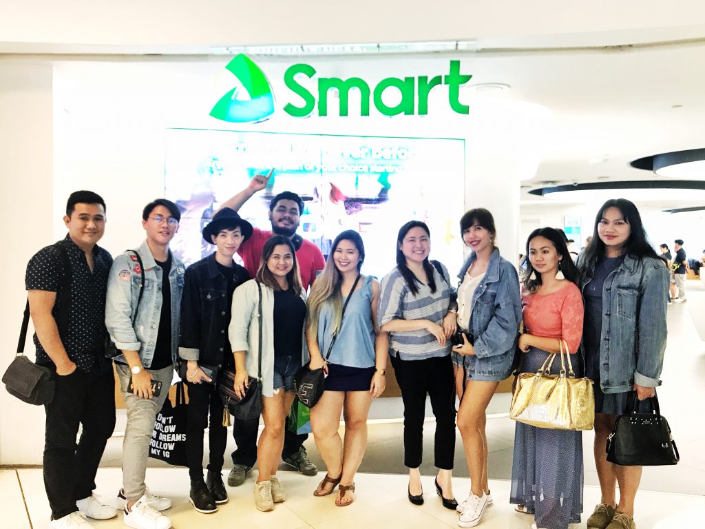 Davao Bloggers at the SMART Jump Experience Center during the iPhone 8 Release