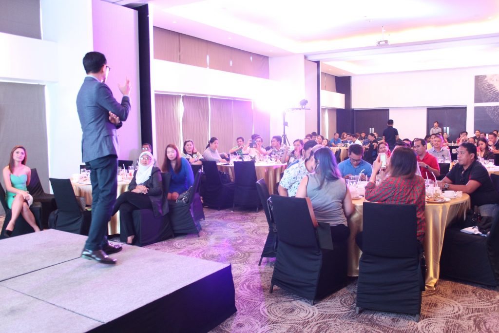 Francis Kong talks to participants of Acer Academy Davao