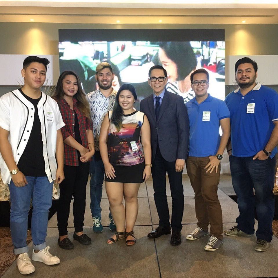 Davao Bloggers with Francis Kong at "Are you Kong-nected?" presented by Acer Academy and Microsoft 10 Pro at Seda Abreeza Hotel